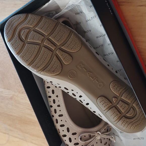 Woman's Flats - Picture 2 of 4